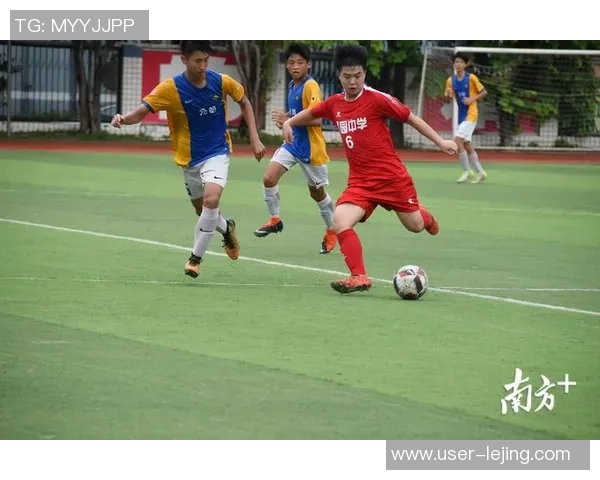 激情四溢的绿茵场上精彩绝伦的足球赛让我们感受团结与拼搏的力量